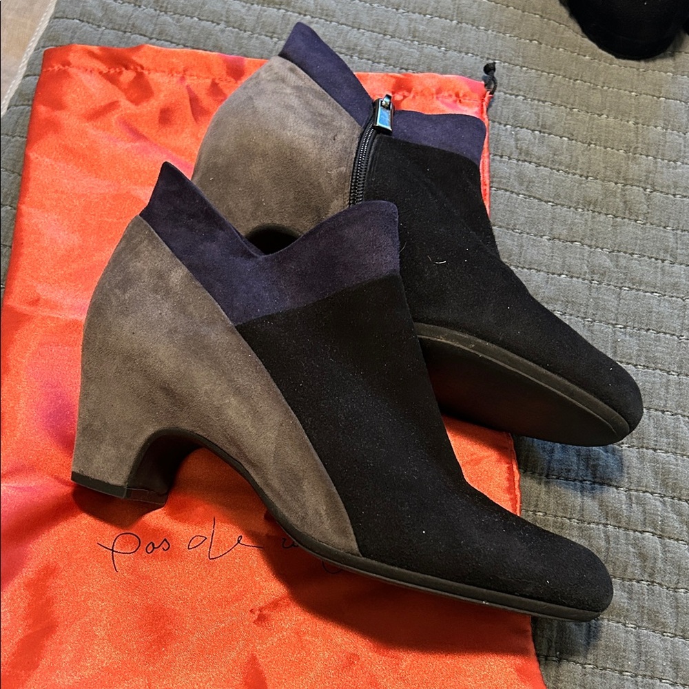 Pas de rouge Booties
